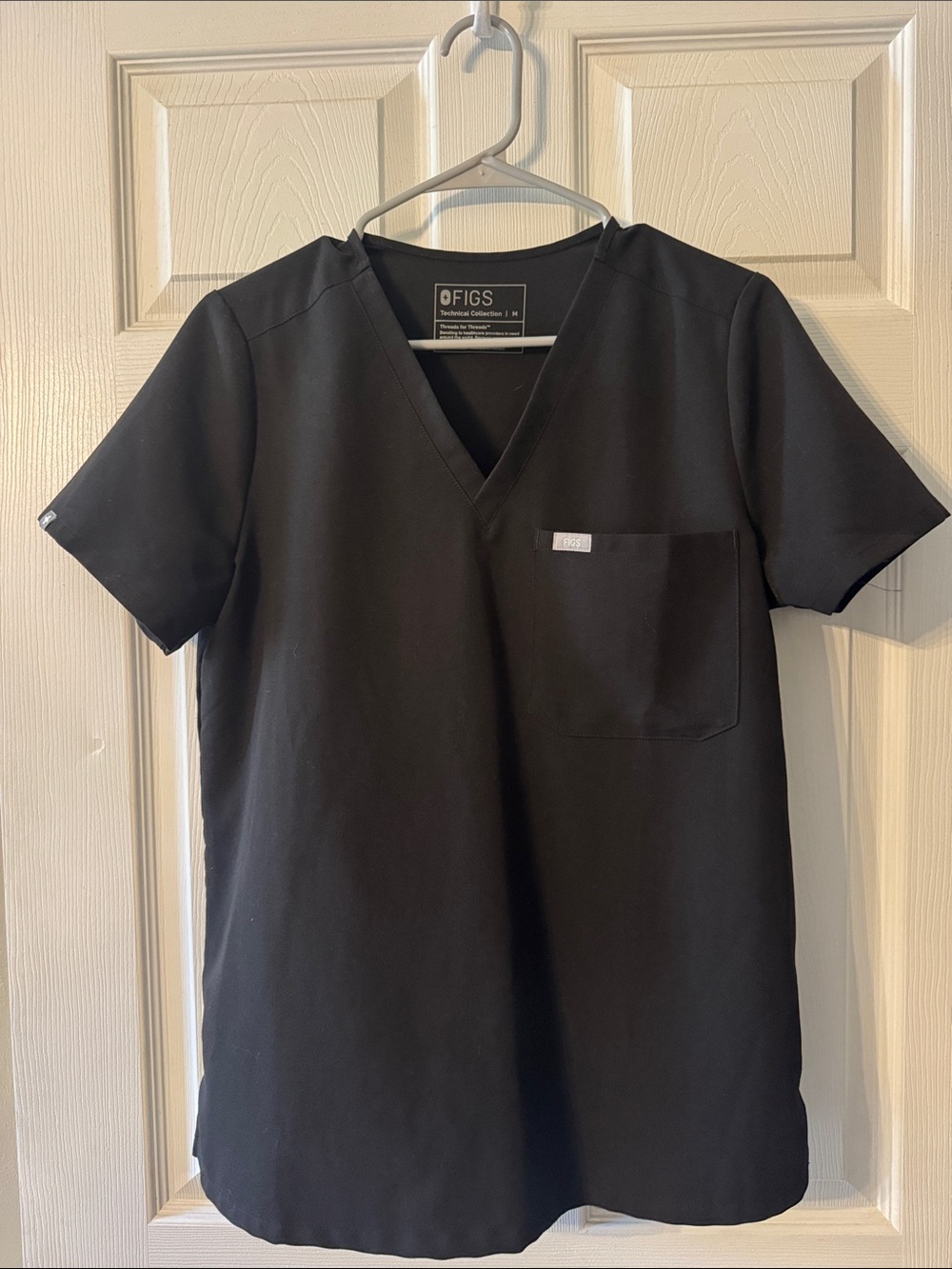 Figs Men’s V-Neck Top - Black